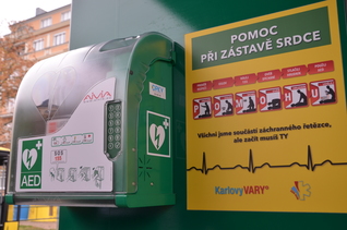 Projekt "ZÁCHRANNÝ ŘETĚZEC" - AED a autobus Karlovy Vary